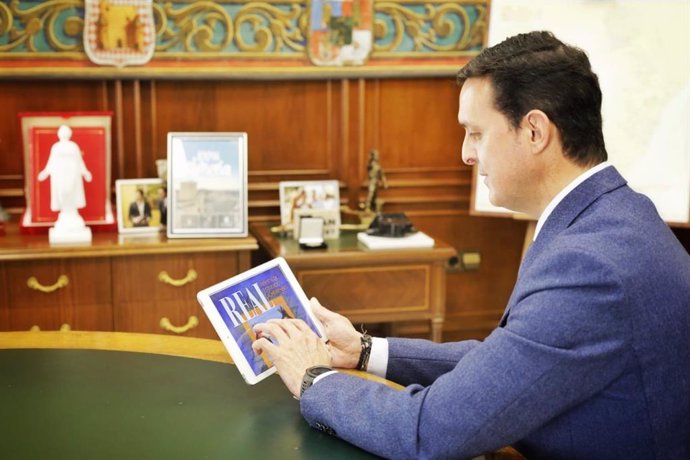 El presidente de la Diputación observa el primer ejemplar de 'Real'