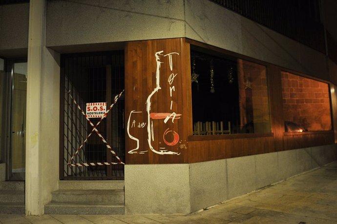 Un bar cerrado en Xinzo de Limia, Ourense, Galicia (España), a 2021. El Ayuntamiento de Xinzo de Limia (Ourense) recomienda a sus vecinos que adelanten el toque de queda a las ocho de la tarde y a los comercios que cierren a las seis, en solidaridad con