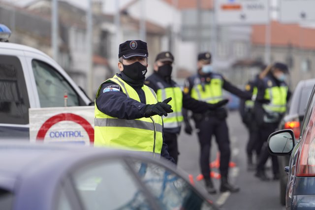 Varios de los agentes de la Policía Local realizando un control de movilidad en la salida de Santiago de Compostela hacia la carretera de Ourense, en el barrio de Castiñeiriño, en Santiago de Compostela, A Coruña, Galicia (España), a 15 de enero de 2020. 