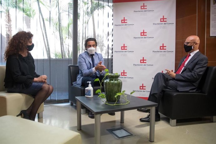 El presidente del Parlamento de Canarias, Gustavo Matos (c), junto a la adjunta en Igualdad de la Diputación del Común, Beatriz Barrera, y el Diputado del Común, Rafael Yanes.