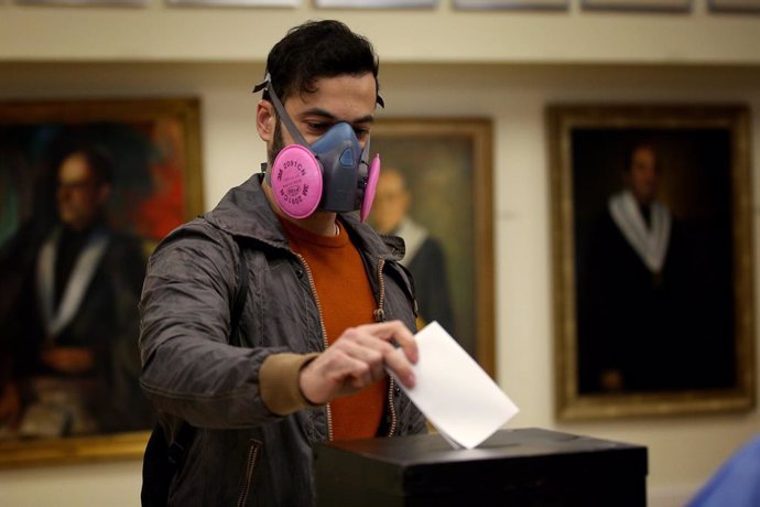 24 January 2021, Portugal, Lisbon: A man wears a protective mask as he casts his ballot at a polling station during the Portuguese Presidential Election. Photo: Pedro Fiuza/ZUMA Wire/dpa