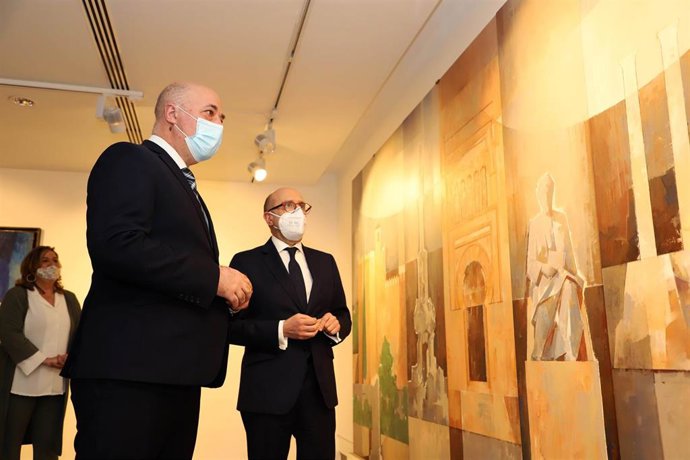 Antonio Ruiz y Joseba Barrena, por delante de Salud Navajas, durante la visita a la exposición.