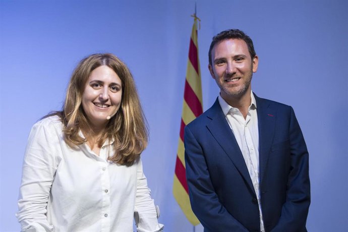 El portavoz del PNC, Oriol Puig, y la excoordinadora general del PDeCAT, Marta Pascal, posan ante la cámara en el nombramiento de Pascal como secretaria general del nuevo Partit Nacionalista de Catalunya (PNC) con el 91% del apoyo, anunciado en la claus