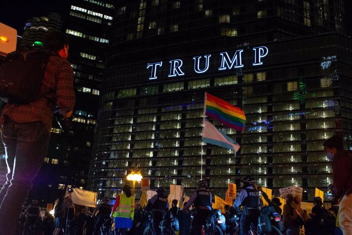 04 November 2020, US, Chicago: Protesters march past the Trump International Tower and Hotel in downtown Chicago amid the still contested USPresidential election. Photo: Dominic Gwinn/ZUMA Wire/dpa