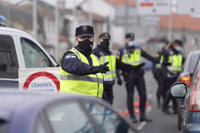 Varios de los agentes de la Policía Local realizando un control de movilidad en la salida de Santiago de Compostela hacia la carretera de Ourense, en el barrio de Castiñeiriño, en Santiago de Compostela, A Coruña, Galicia (España), a 15 de enero de 2020