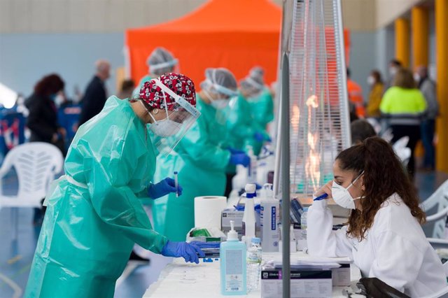 Una trabajadora sanitaria durante la realización de tests de antígenos en el Polideportivo de ses Païsses, Sant Antoni, Ibiza, Islas Baleares, (España), a 23 de enero de 2021. La Conselleria de Salut del Govern balear, en coordinación con el Ayuntamiento 