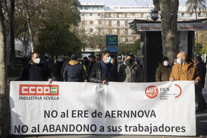 Concentración de la plantilla de Aernnova y del Sindicato Provincial de Industria de CCOO de Sevilla, en el marco de las movilizaciones frente al ERE presentado por la dirección de la empresa aeronáutica. En Sevilla (Andalucía, España), a 19 de enero de
