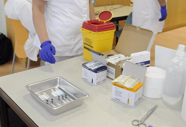 Una mesa con distintas vacunas de Covid-19 preparadas para administrar