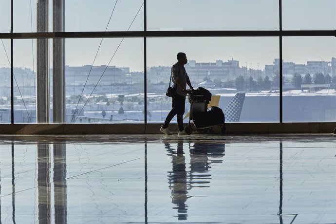 Un pasajero camina por las instalaciones de la Terminal 4 del aeropuerto Madrid-Barajas