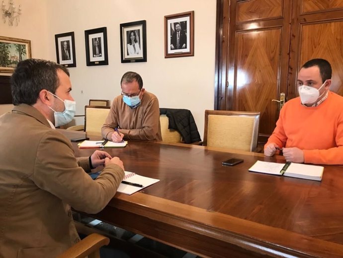 Reunión del alcalde de Jaén, Julio Millán, con responsables de Endesa