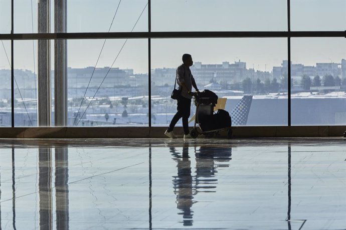 Un pasajero camina por las instalaciones de la Terminal 4 del aeropuerto Madrid-Barajas Adolfo Suárez, en Madrid (España), a 12 de enero de 2021. Las conexiones del aeropuerto Madrid-Barajas Adolfo Suárez siguen este martes sufriendo cancelaciones por l