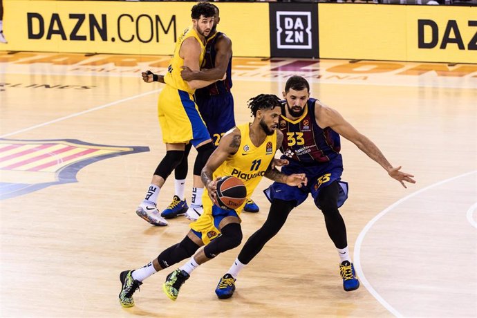 Tyler Dorsey of Maccabi Playtika Tel Aviv drives to the basket against Nikola Mirotic of Fc Barcelona during the Turkish Airlines EuroLeague match at Palau Blaugrana on December 18, 2020 in Barcelona, Spain.