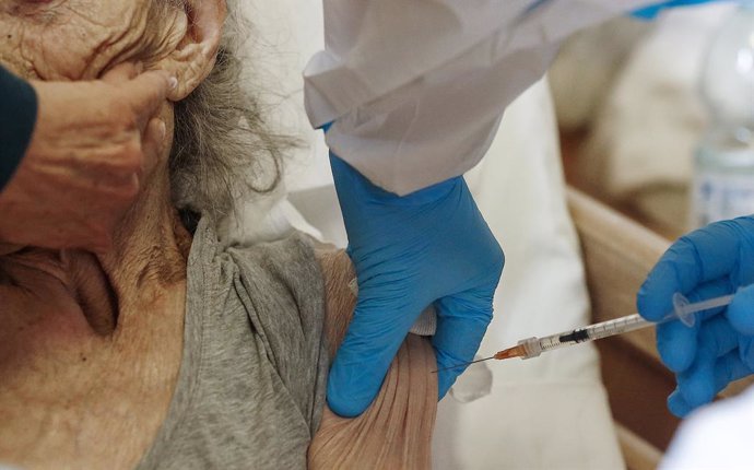 13 January 2021, Italy, Rome: An elderly woman receives her dose of the Biontech/Pfizer COVID-19 vaccine at a retirement Home. Photo: Cecilia Fabiano/LaPresse via ZUMA Press/dpa