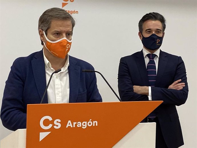 El líder de Cs Aragón, Daniel Pérez Calvo, y el consejero municipal de Urbanismo de Zaragoza y nuevo afiliado, Víctor Serrano.