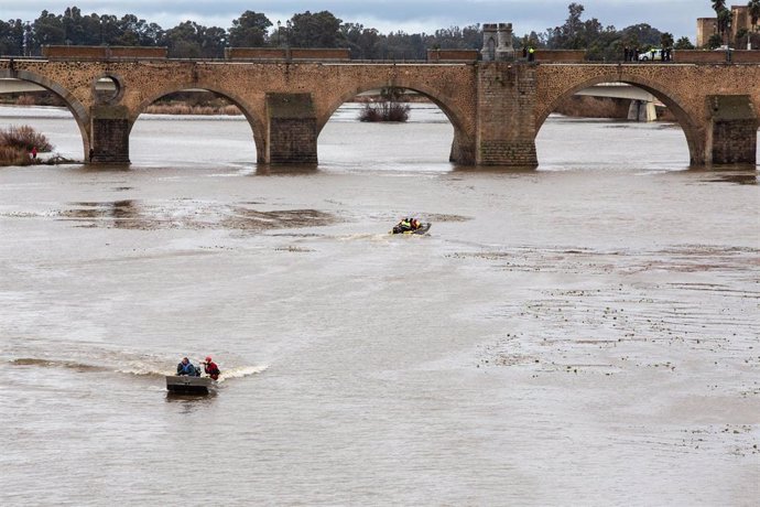 Una barca del GEAS, equipo de emergencias participan en la localización de una persona desaparecida esta mañana en la zona del río Guadiana junto al Puente de la Autonomía, en Badajoz
