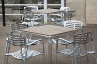 Los hosteleros de Almería afrontan el cierre con incertidumbre tras bajar un 80% los ingresos de la última semana