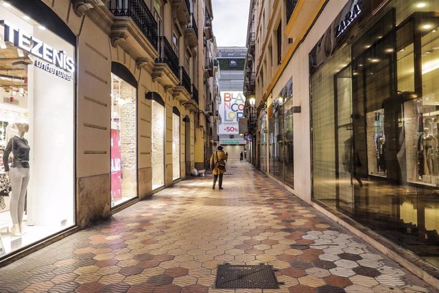 Una calle comercial de Valencia con todos sus establecimiento cerrados el primer día del cierre total de la hostelería y de tiendas a las 18.00h en Valencia, Comunidad Valenciana (España), a 21 de enero de 2021. A las 0.00 horas de hoy ha entrado en vig