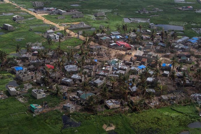 Imagen de archivo de casas destrozadas por el paso de Idai por Mozambique.