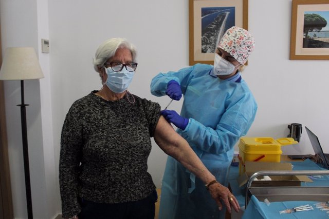 Una residente del centro de mayores de Cartaya recibe la segunda dosis de la vacuna contra el Covid-19.