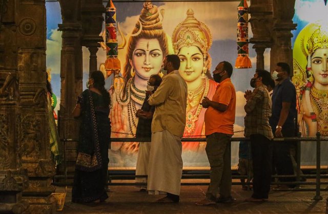 Personas con mascarilla por el coronavirus en un templo hindú de Sri Lanka