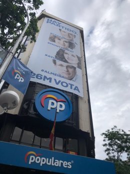 El PP cubre la fachada de su sede con fotos de Casado y de sus candidatos