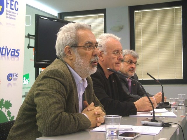 El cabeza de lista de la candidatura 'La Izquierda necesaria' a la Asamblea Federal de IU, José Antonio García Rubio, en una imagen de archivo junto al excoordinador federal de l formación Cayo Lara.