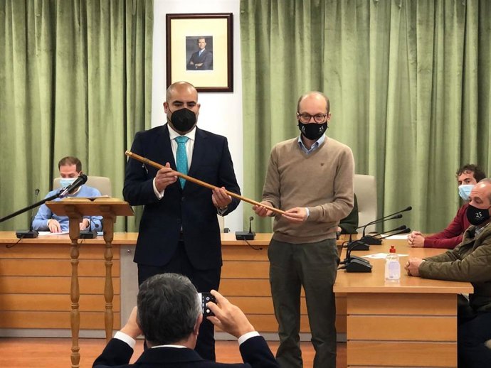 José María Rodríguez Peralta, nuevo alcalde de Yunquera, recibe la vara de mano de exregidor José Antonio Víquez, nuevo delegado de Desarrollo Sostenible de la Junta de Andalucía en Málaga