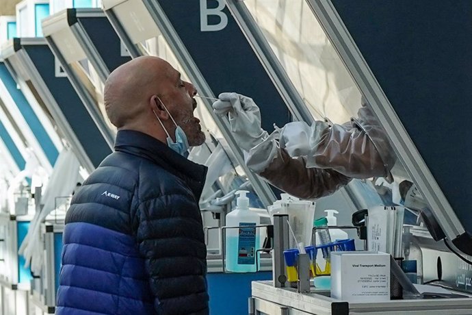 25 January 2021, Israel, Lod: Last minute travelers undergo COVID-19 tests at Tel Aviv's Ben Gurion International Airport just hours ahead of a near total air travel ban taking effect at midnight 25 January 2021, proposed and approved by the Israeli cab