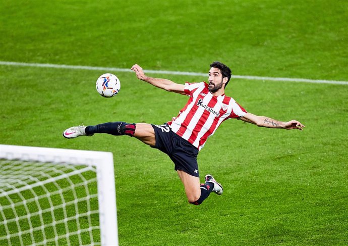 Raúl García en el momento de anotar el 1-1 en el Athletic-Getafe de LaLiga Santander 2020-2021