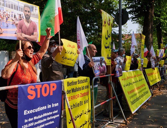 12 September 2020, Berlin: People take part in a protest in front of the Iranian embassy against the execution of Iranian wrestler Navid Afkari over the murder of a security guard during anti-government protests in 2018. Photo: Annette Riedl/dpa