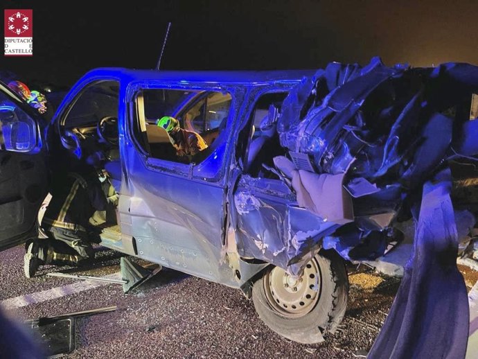 Ocho hombres resultan heridos tras accidentarse una furgoneta en la A-7 en Almenara