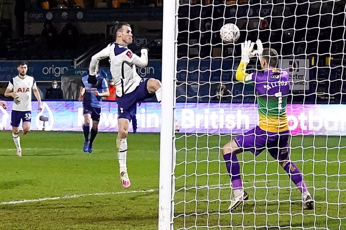 25 January 2021, United Kingdom, Wycombe: Tottenham Hotspur's Gareth Bale (C) scores his side's first goal during the English FA Cup fourth round soccer match between Wycombe Wanderers and Tottenham Hotspur at Adams Park. Photo: John Walton/PA Wire/dpa