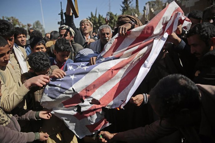 18 January 2021, Yemen, Sanaa: Houthi supporters burn a USflag during a protest in front of the USembassy in Sanaa against the United States over its decision to designate the Houthi rebels movement as a foreign terrorist organization. Photo: Hani Al-