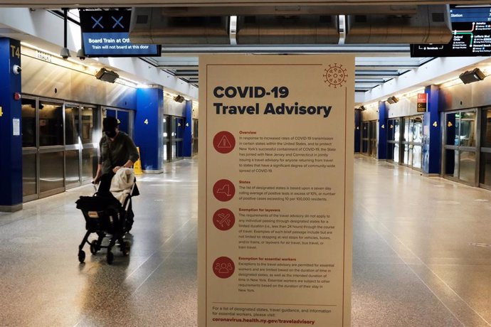 Un cartel con información sobre la COVID-19 en el JFK en Nueva York.