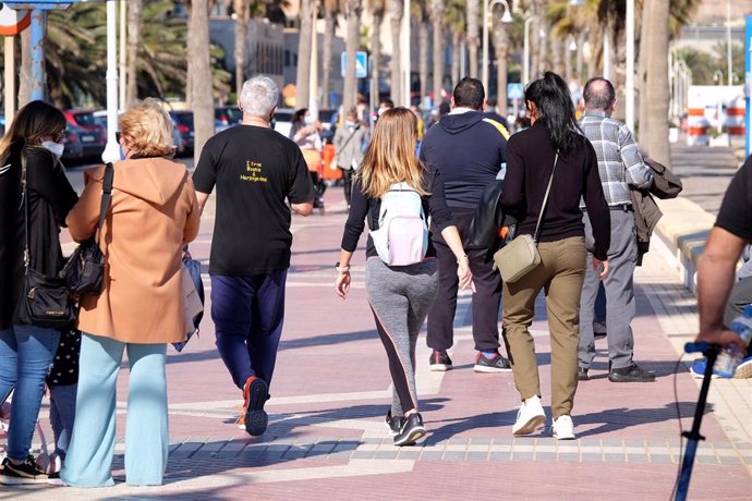 Varias personas pasean en un día soleado en Melilla (España), a 17 de enero de 2021. 