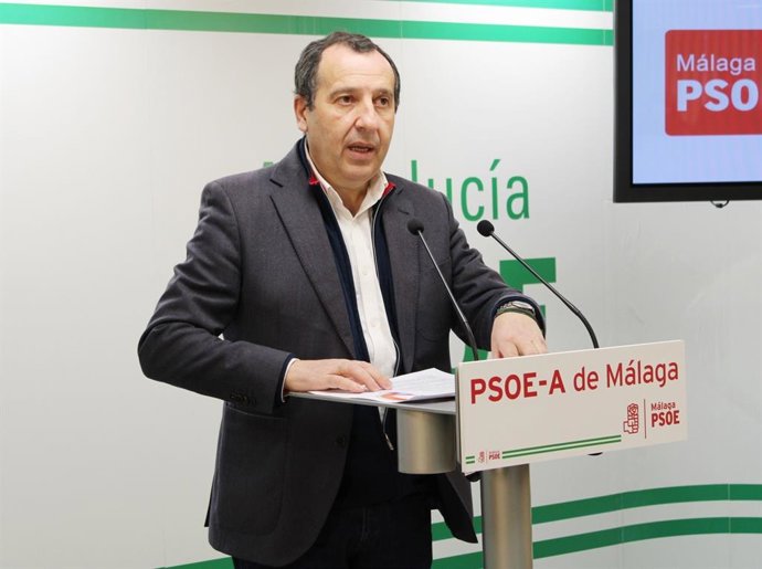 El secretario general del PSOE de Málaga, José Luis Ruiz Espejo, en rueda de prensa