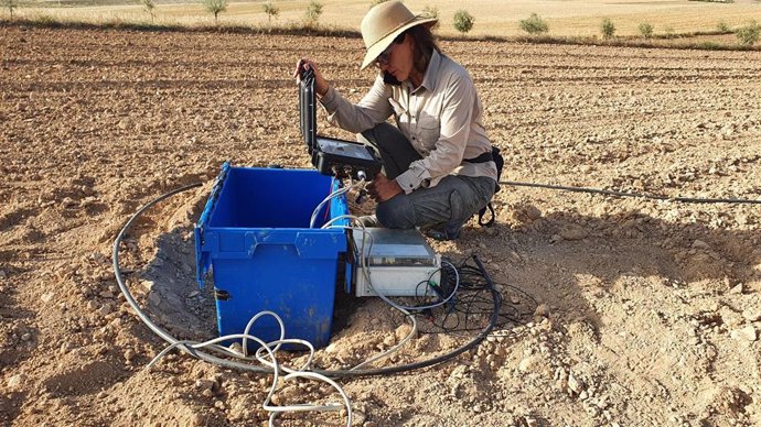 Investigadora de la UGR realiza medidas magnetotelúricas en la Vega de Granada