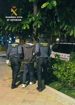 Imagen del detenido, custodiado por la Guardia Civil