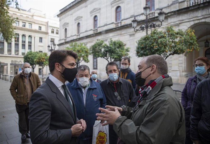 Beltrán Pérez en un encuentro con afectados por la nueva crisis