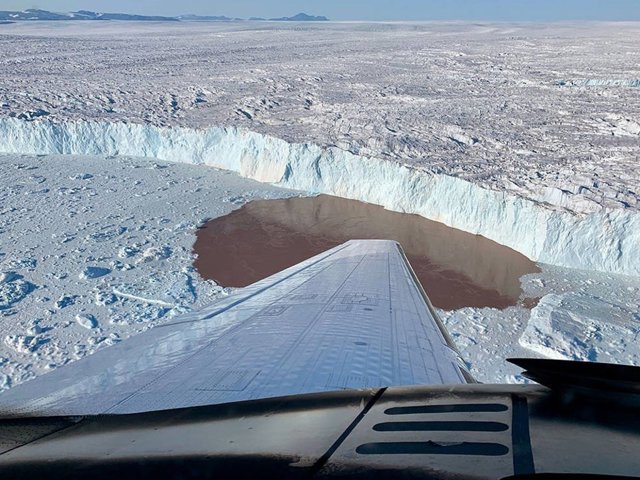 Para medir la profundidad y la salinidad del agua, el proyecto OMG lanzó sondas en avión a los fiordos a lo largo de la costa de Groenlandia.