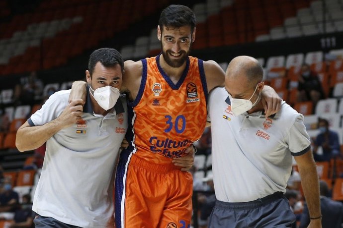 Joan Sastre abandona el campo lesionado