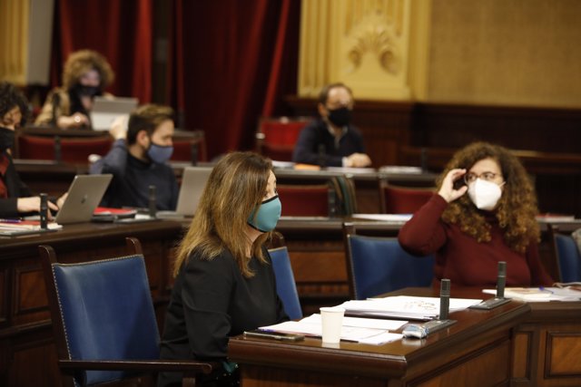 La presidenta del Govern, Francina Armengol, en el pleno del Parlament para su comparecencia.