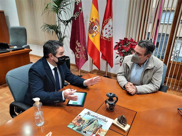 Firma del acuerdo de cancelación entre el alcalde de Alcantarilla y el gerente de Latbus