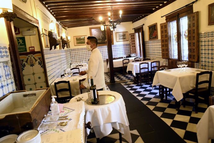 Un camarero del Restaurante Sobrino de Botín, más conocido como Casa Botín 