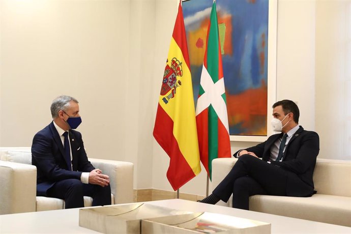 El Lehendakari, Iñigo Urkullu, y el presidente del Gobierno, Pedro Sánchez, reunidos en La Moncloa