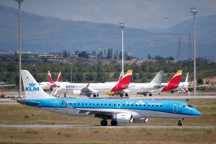 Un avión de KLM se prepara para el despegue en la terminal 4 del Aeropuerto de Adolfo Suárez Madrid-Barajas.