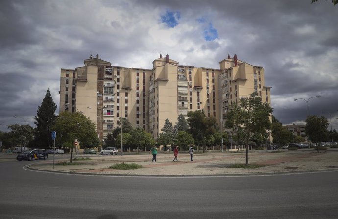 Imagen del barrio de las Tres Mil Viviendas durante el estado de alarma por la crisis del coronavirus, Covid-19. En Sevilla, (Andalucía, España), a 16 de abril de 2020.