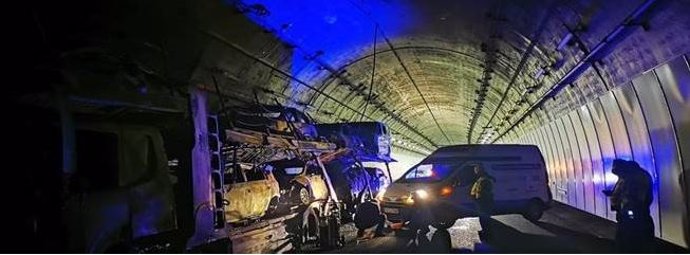 Foto do camión de transporte de vehículos afectado por un incendio no túnel do Folgoso, na A-52 (Pontevedra)