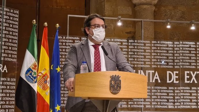 El consejero de Sanidad, José María Vergeles, en rueda de prensa
