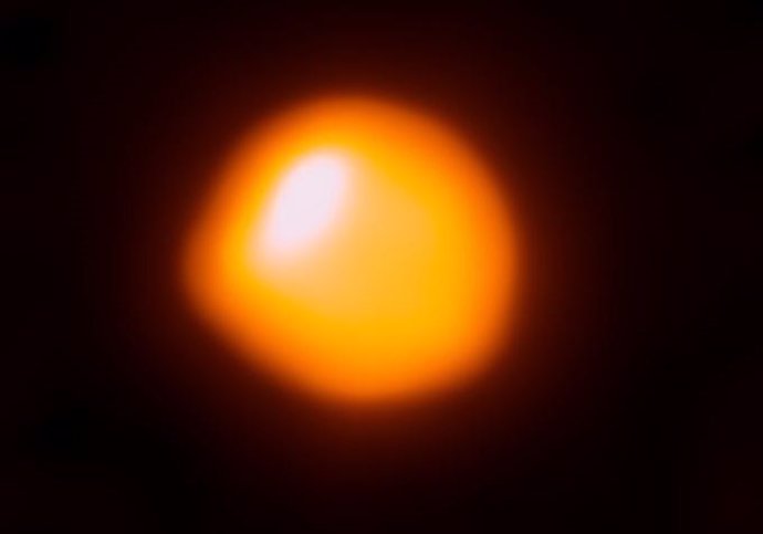 A diferencia de la mayoría de las estrellas, Betelgeuse es lo suficientemente grande y está lo suficientemente cerca como para que los científicos lo resuelvan con instrumentos como el telescopio ALMA